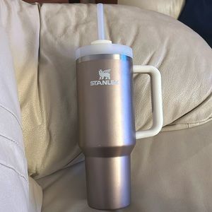 Used Stanley good condition rose quartz glow 40oz